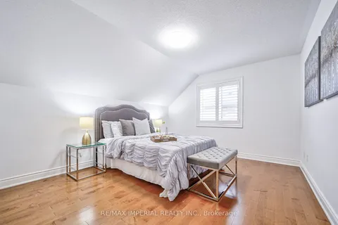 1054 Bob Scott Court, Newmarket, ON L3X 3L7