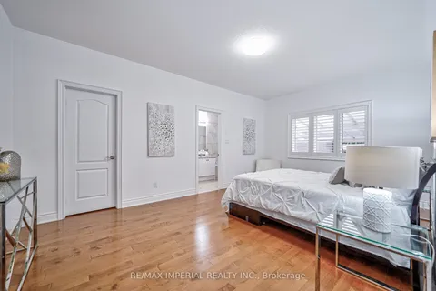 1054 Bob Scott Court, Newmarket, ON L3X 3L7