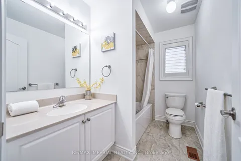 1054 Bob Scott Court, Newmarket, ON L3X 3L7