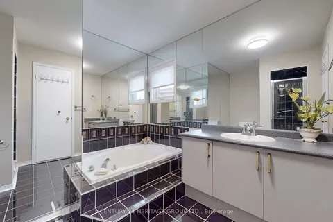 5 Mandel Crescent, Richmond Hill, ON L4C 9Z7