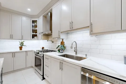 565 Foxcroft Boulevard, Newmarket, ON L3X 3L6