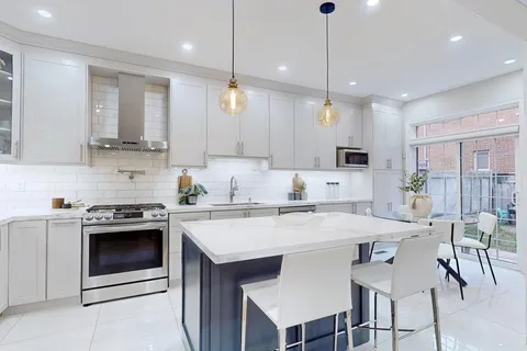 565 Foxcroft Boulevard, Newmarket, ON L3X 3L6