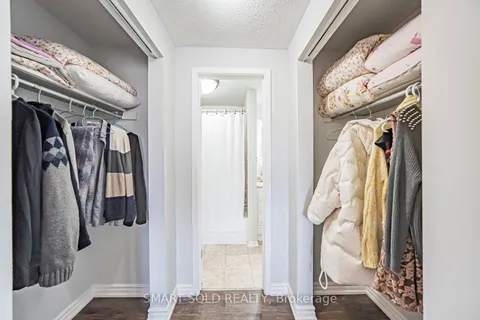 23 Parkland Court, Aurora, ON L4G 3M5