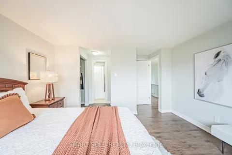 23 Parkland Court, Aurora, ON L4G 3M5