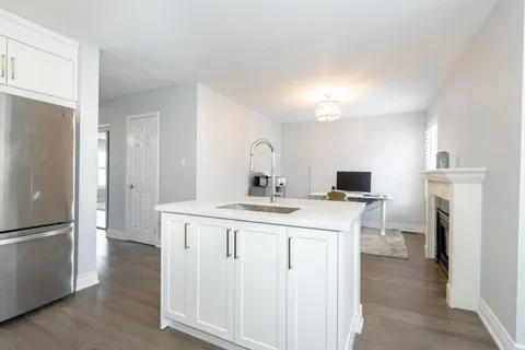 84 Grasslands Avenue, Richmond Hill, ON L4B 4K5