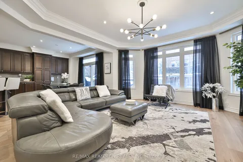 94 Halldorson Avenue, Aurora, ON L4G 7Z4