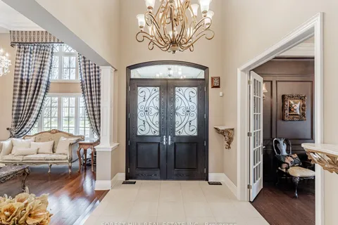 22 Longthrope Court, Aurora, ON L4G 0K4