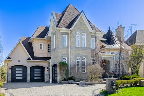 22 Longthrope Court, Aurora, ON L4G 0K4