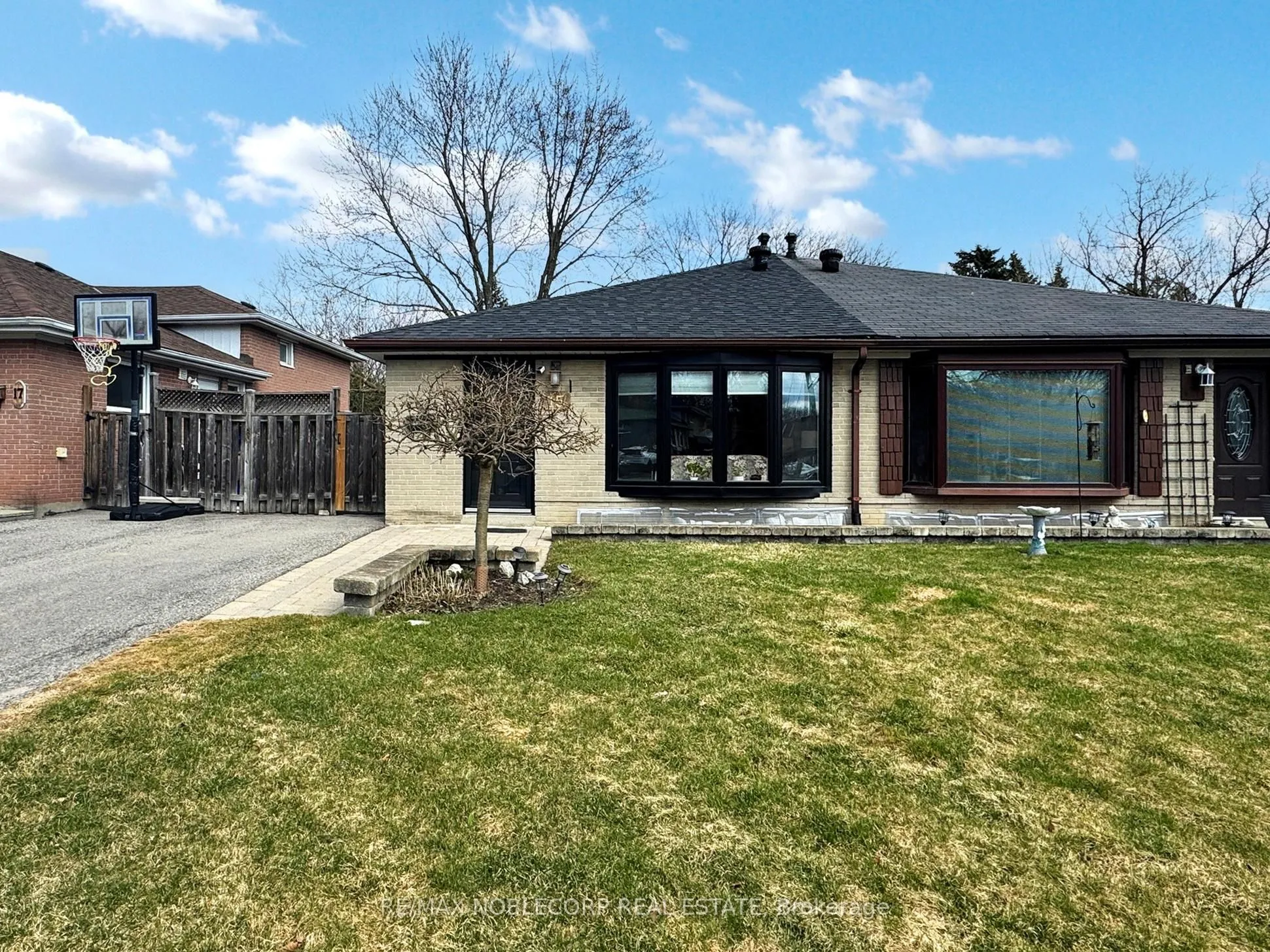 15 Foreht Crescent, Aurora, ON L4G 3E7