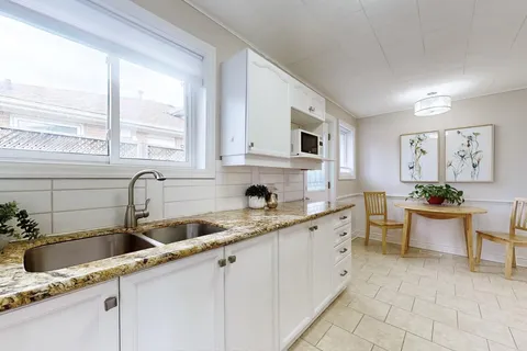 15 Foreht Crescent, Aurora, ON L4G 3E7
