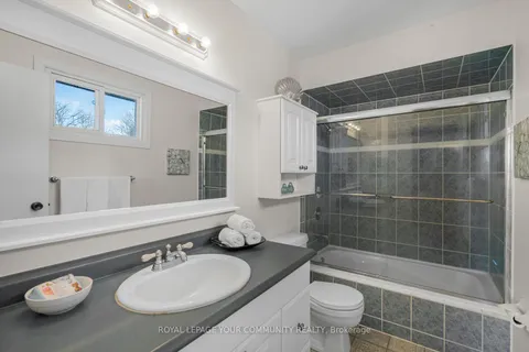 42 Portland Crescent, Newmarket, ON L3Y 6A5