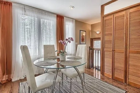 17 Yongehurst Road, Richmond Hill, ON L4C 3T3