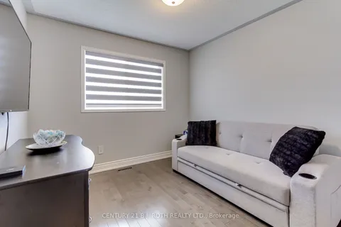 484 Menczel Crescent, Newmarket, ON L3X 2P6