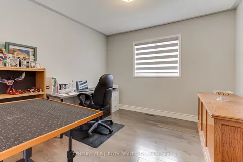 484 Menczel Crescent, Newmarket, ON L3X 2P6