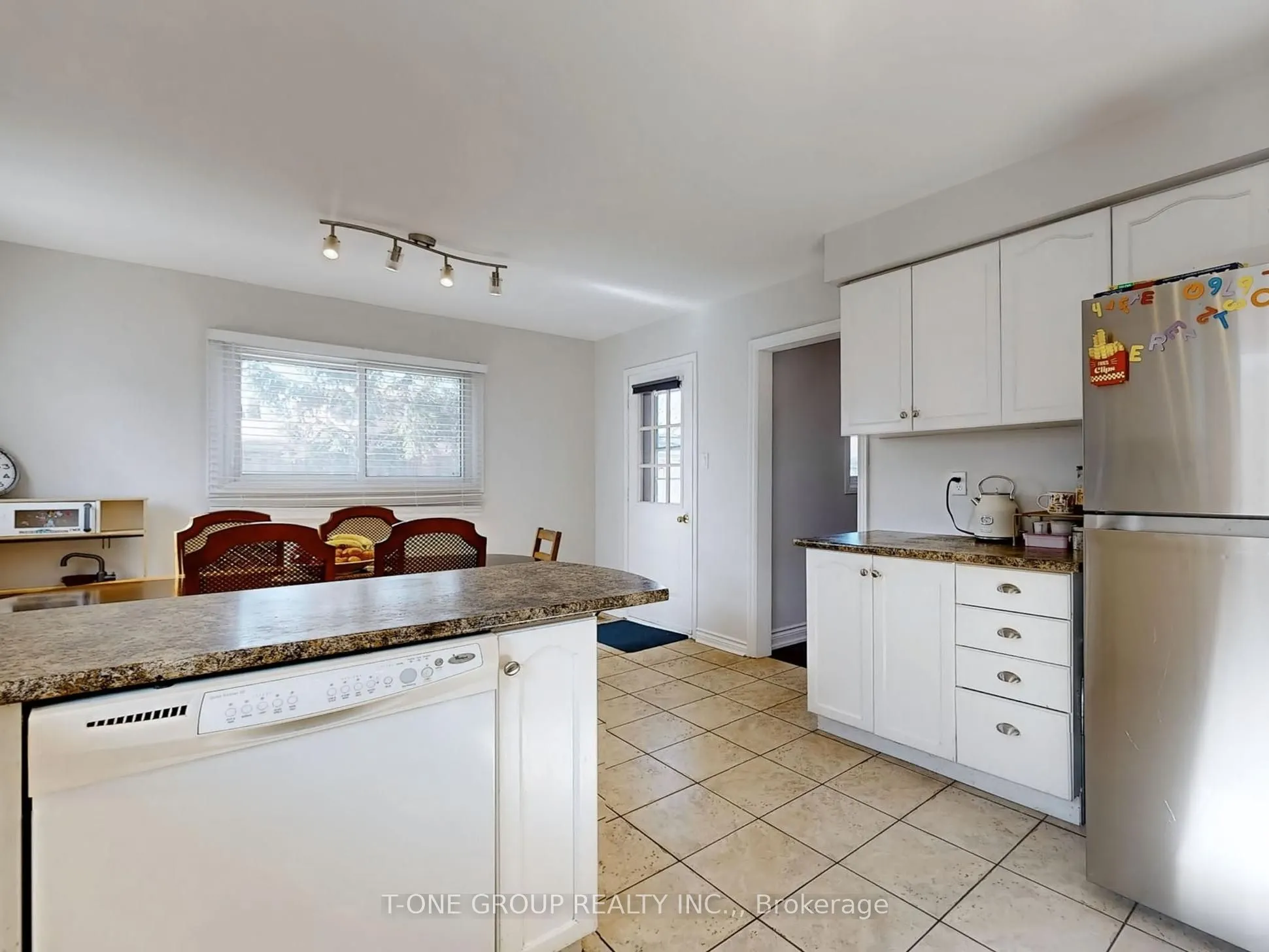 995 Krista Court, Newmarket, ON L3Y 7E9