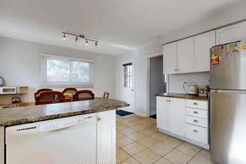 995 Krista Court, Newmarket, ON L3Y 7E9
