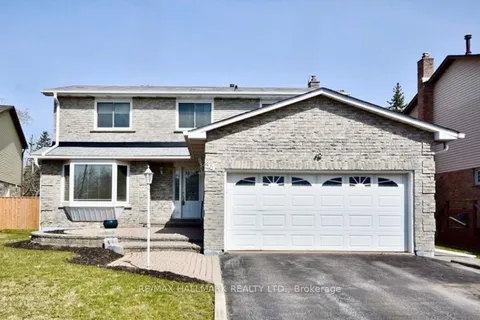 34 Manning Crescent, Newmarket, ON L3Y 6H4