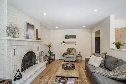 23 Petch Crescent, Aurora, ON L4G 5P4