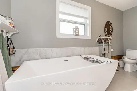 19 Mulock Drive, Bradford West Gwillimbury, ON L0G 1B0