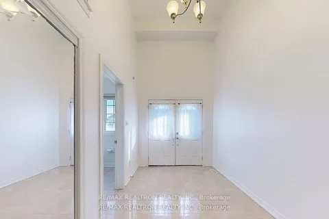 215 Woodspring Avenue, Newmarket, ON L3X 3J4