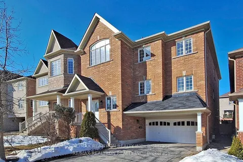 215 Woodspring Avenue, Newmarket, ON L3X 3J4