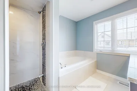 17 Charmuse Lane, East Gwillimbury, ON L9N 1A0