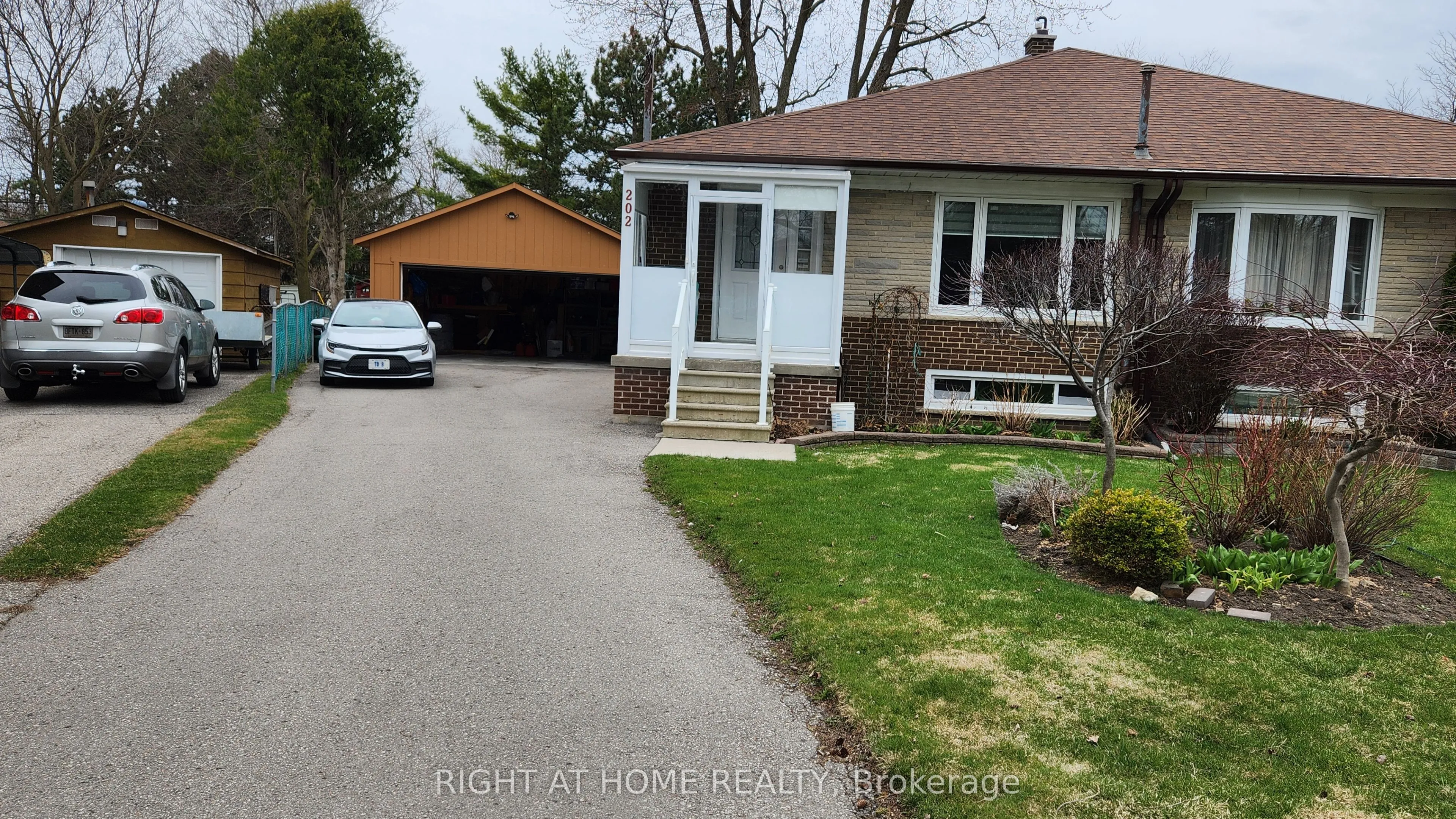 202 Zelda Crescent, Richmond Hill, ON L4C 2Y5