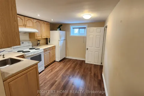 202 Zelda Crescent, Richmond Hill, ON L4C 2Y5
