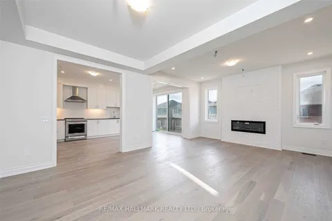 112 Carriage Shop Bend, East Gwillimbury, ON L9N 0Y3