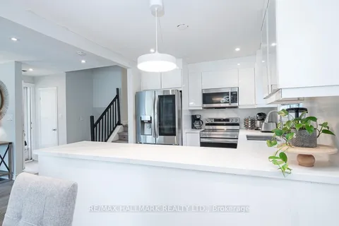 11 Seaton Drive, Aurora, ON L4G 2J9