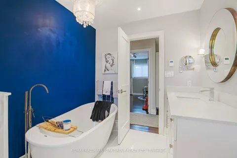 82 Fairway Drive, Aurora, ON L4G 2H4