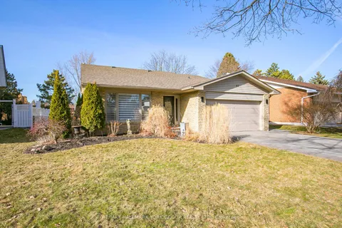 82 Fairway Drive, Aurora, ON L4G 2H4