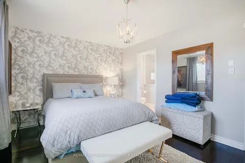 82 Fairway Drive, Aurora, ON L4G 2H4