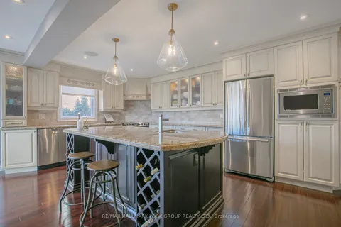 82 Fairway Drive, Aurora, ON L4G 2H4