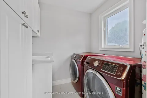 1189 Kingdale Road, Newmarket, ON L3Y 4W1