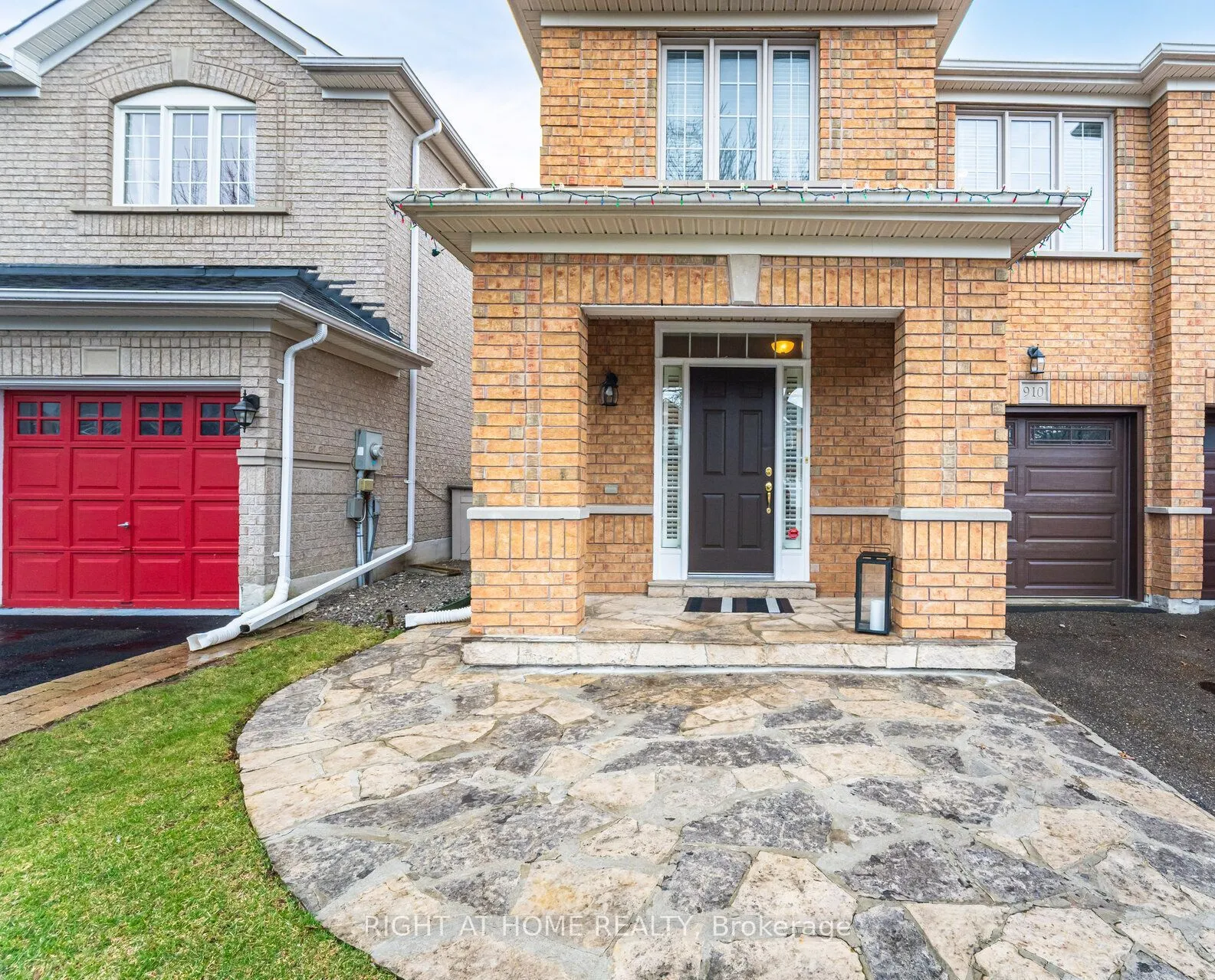 910 Oaktree Crescent, Newmarket, ON L3X 2Z1
