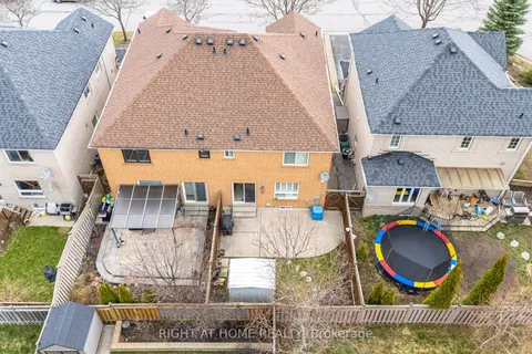 910 Oaktree Crescent, Newmarket, ON L3X 2Z1