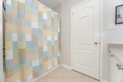 910 Oaktree Crescent, Newmarket, ON L3X 2Z1