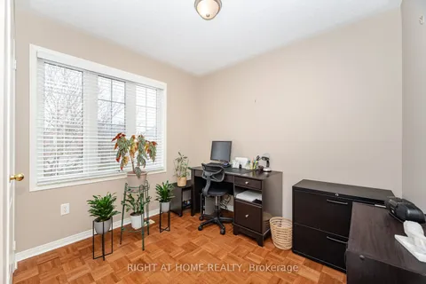 910 Oaktree Crescent, Newmarket, ON L3X 2Z1