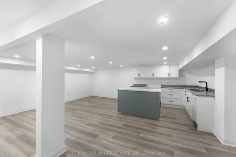 189 Kemano Road, Aurora, ON L4G 4Z3