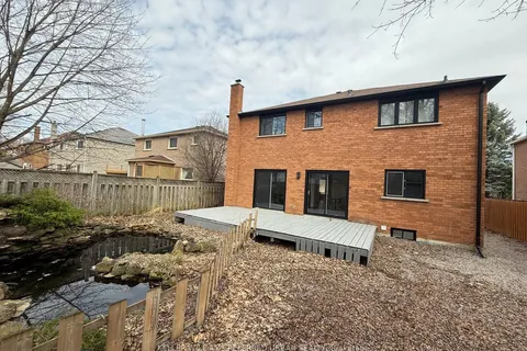 228 Elman Crescent, Newmarket, ON L3Y 7X3