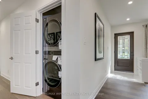 98 Belfry Drive, Newmarket, ON L3Y 3G1