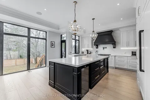 152 Wells Street, Aurora, ON L4G 1T7