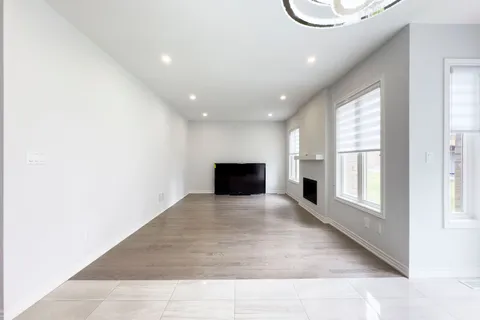 3 Father Muckle Avenue, Georgina, ON L4P 0E8