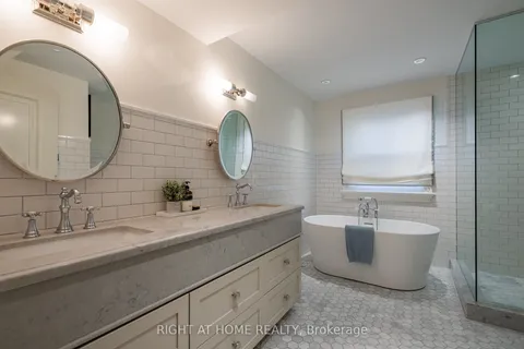 40 Oatlands Crescent, Richmond Hill, ON L4C 9P1