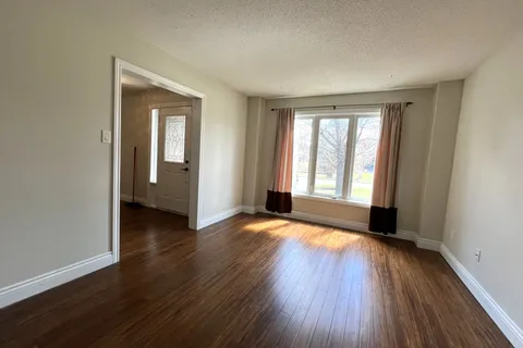 79 Doris Crescent, Newmarket, ON L3Y 7V5