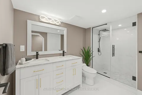 135 Bernard Avenue, Richmond Hill, ON L4C 9Z6