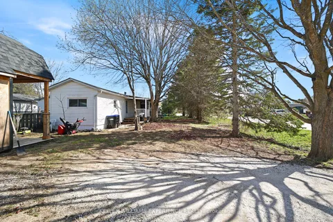2 EAST Street, Essa, ON L0M 1B1