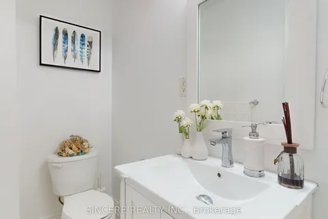 8 Greenbelt Crescent, Richmond Hill, ON L4C 5R8