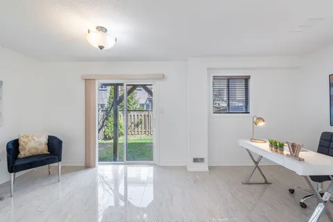 175 Gail Parks Crescent, Newmarket, ON L3X 3C2
